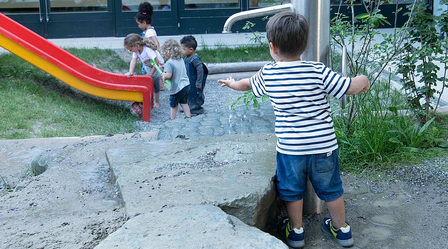 Spielplatz im Innenhof des Zentrums ELCH Frieden, Wehntalerstrasse 440, Zürich