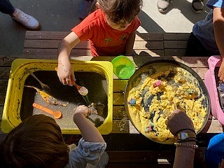 Spannende Experimente warten auf die Kinder in unserem Innenhof