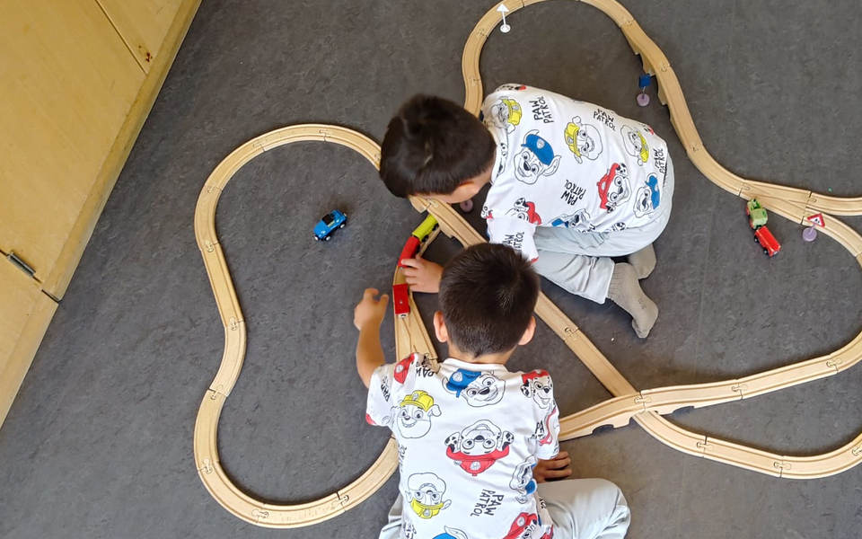 Kinder und Erwachsene bauen gemeinsam ein möglichst grosses, interessantes Strecken-Netz mit den bekannten Holz-Elementen.