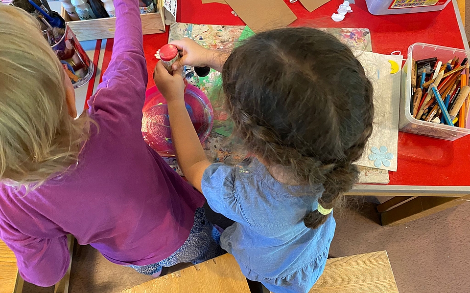Die Kinder werden liebevoll betreut, spielen in einer kindgerechten, anregenden Umgebung und erhalten eine gesunde Zwischenverpflegung.