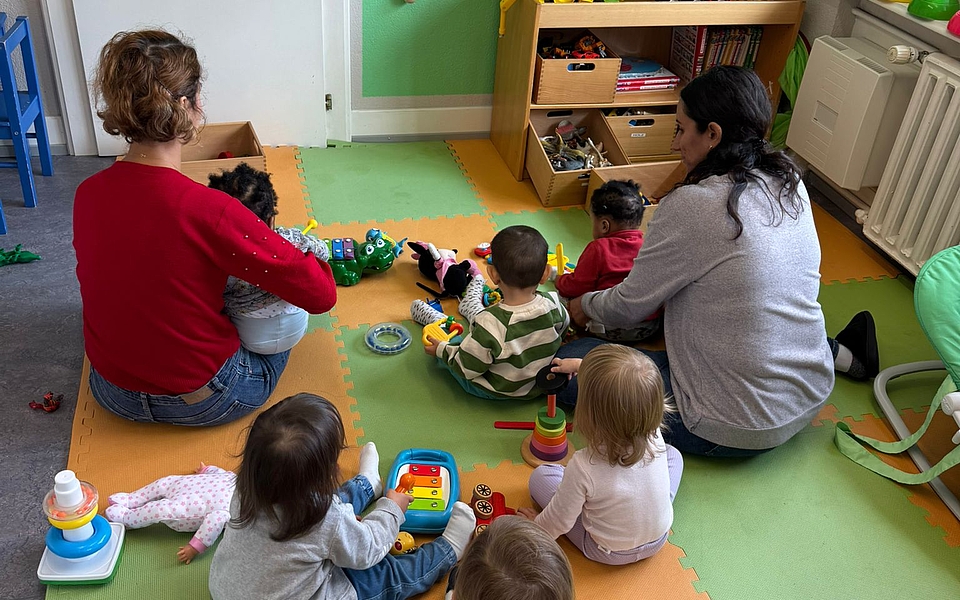 Die Kinder werden liebevoll betreut, spielen in einer kindgerechten, anregenden Umgebung und erhalten eine gesunde Zwischenverpflegung.