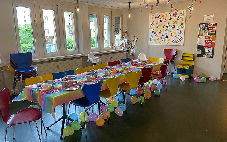 Für einmal nicht selber kochen? Geniesse ein entspanntes Familienabendessen mit Indoorspielplatz.
