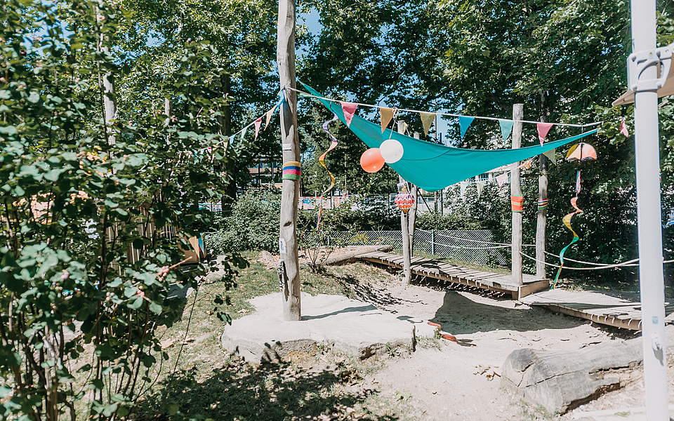 Geniesse die Gartenterrasse mit Sandkasten und Schaukel im Zentrum Krokodil