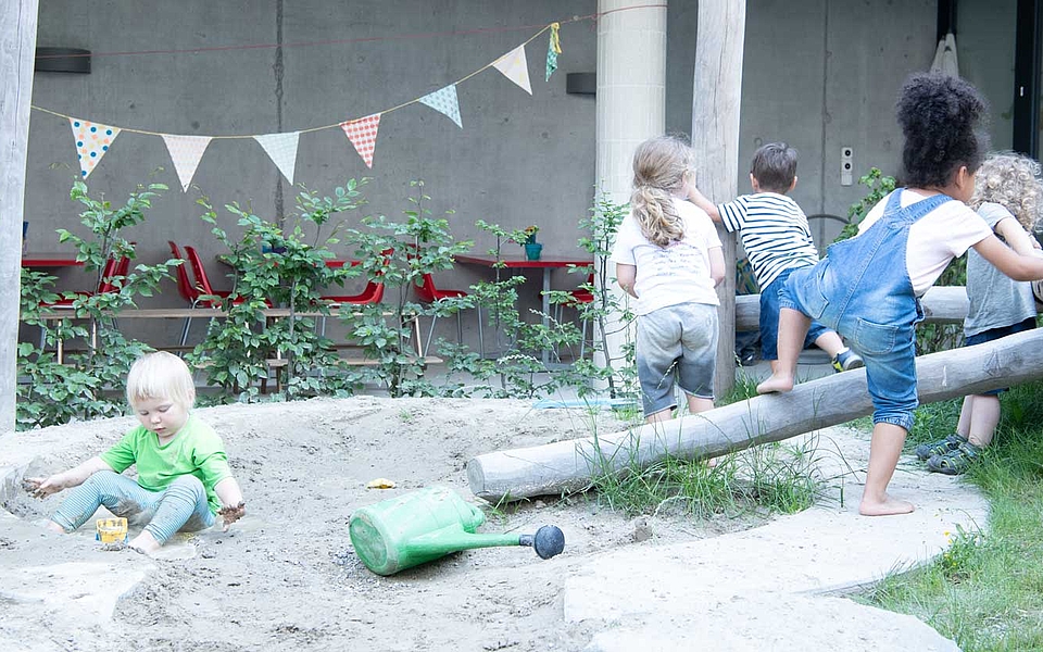 Die Kinder werden liebevoll betreut, spielen in einer kindgerechten, anregenden Umgebung und erhalten eine gesunde Zwischenverpflegung.