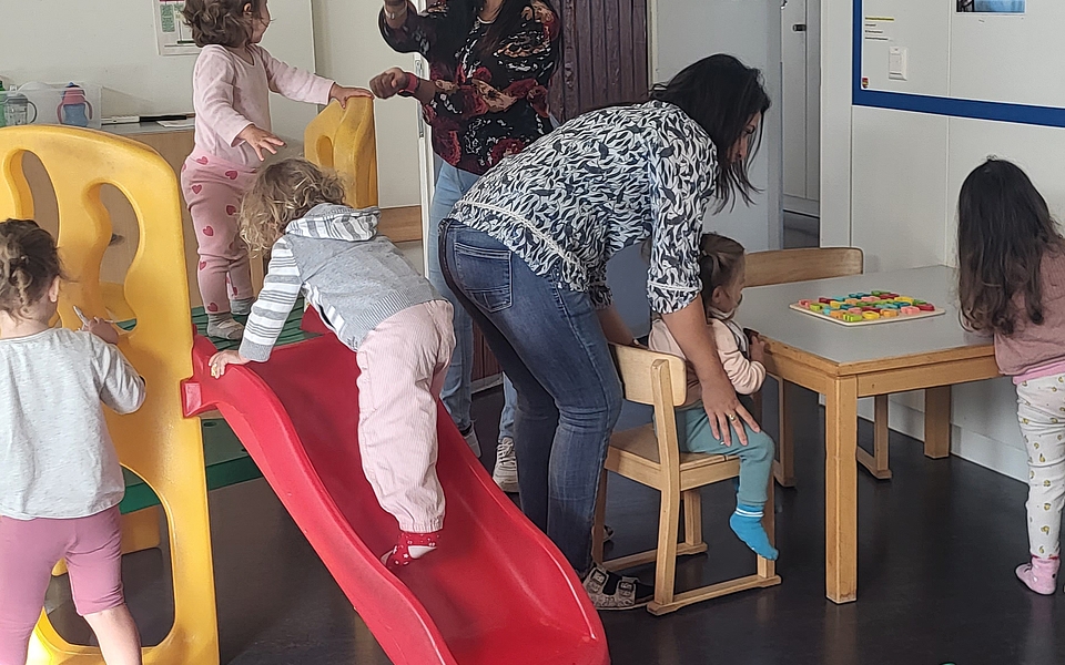 Die Kinder werden liebevoll betreut, spielen in einer kindgerechten, anregenden Umgebung und erhalten eine gesunde Zwischenverpflegung.